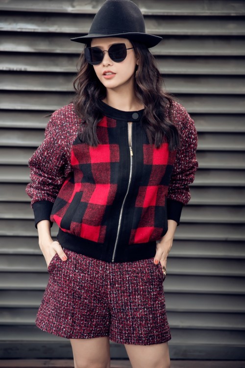 Sau ồn ào đời tư, Trương Quỳnh Anh đi dạo phố ngắm cảnh mà cứ khư khư chiếc kính đen, đến lúc bỏ kính ra ai cũng ngắm nhìn