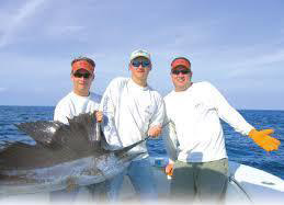 Người đàn ông ly hôn, tháo chiếc nhẫn đeo lên mũi cá kiếm, 3 năm sau… thật khó tin