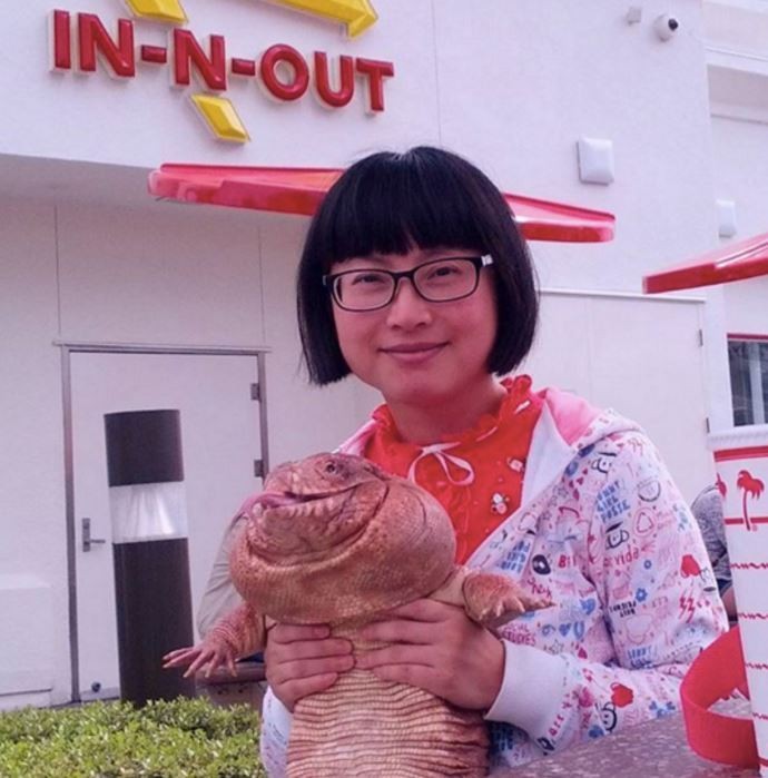 Cô gái có sở thích lạ, đều ôm &#8216;quái vật máu lạnh&#8217; này đi ngủ hàng đêm, chồng cô còn đồng ý&#8230;