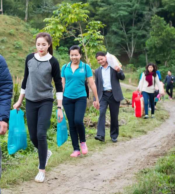 Đều là Hoa hậu, Phạm Hương, H’Hen Niê đi từ thiện mặc đồ giản dị, nhìn Đỗ Mỹ Linh thì quá bất ngờ