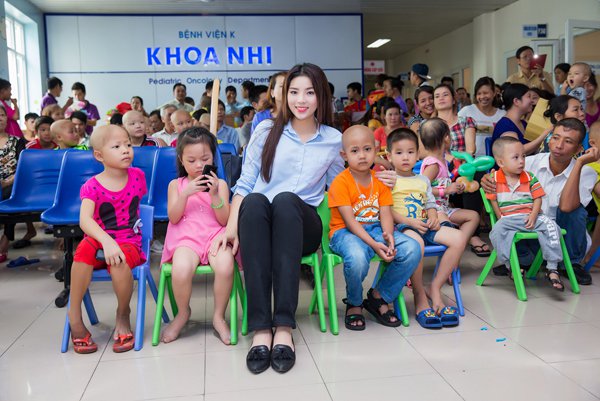 Đều là Hoa hậu, Phạm Hương, H’Hen Niê đi từ thiện mặc đồ giản dị, nhìn Đỗ Mỹ Linh thì quá bất ngờ