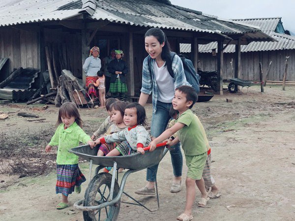 Đều là Hoa hậu, Phạm Hương, H’Hen Niê đi từ thiện mặc đồ giản dị, nhìn Đỗ Mỹ Linh thì quá bất ngờ