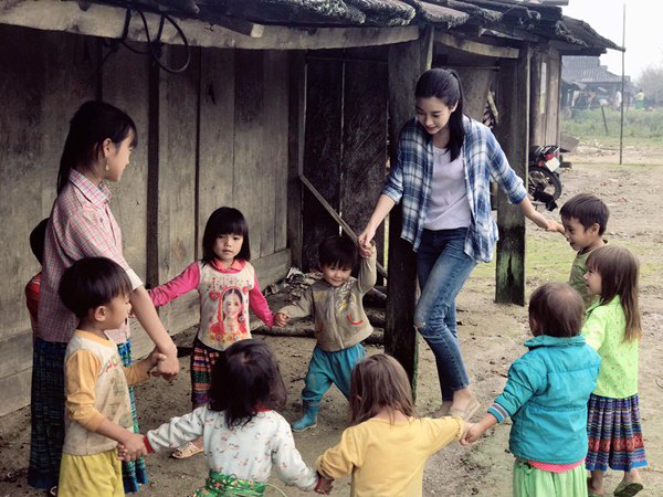 Đều là Hoa hậu, Phạm Hương, H’Hen Niê đi từ thiện mặc đồ giản dị, nhìn Đỗ Mỹ Linh thì quá bất ngờ