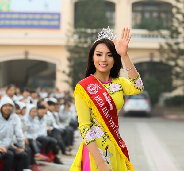 Phạm Hương, Kỳ Duyên&#8230; về thăm trường cũ ai cũng mặc áo dài, chỉ riêng H&#8217;Hen Niê là khác biệt