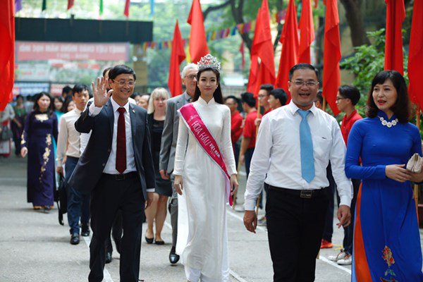 Phạm Hương, Kỳ Duyên&#8230; về thăm trường cũ ai cũng mặc áo dài, chỉ riêng H&#8217;Hen Niê là khác biệt