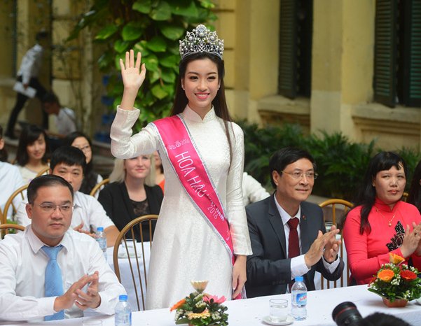 Phạm Hương, Kỳ Duyên&#8230; về thăm trường cũ ai cũng mặc áo dài, chỉ riêng H&#8217;Hen Niê là khác biệt