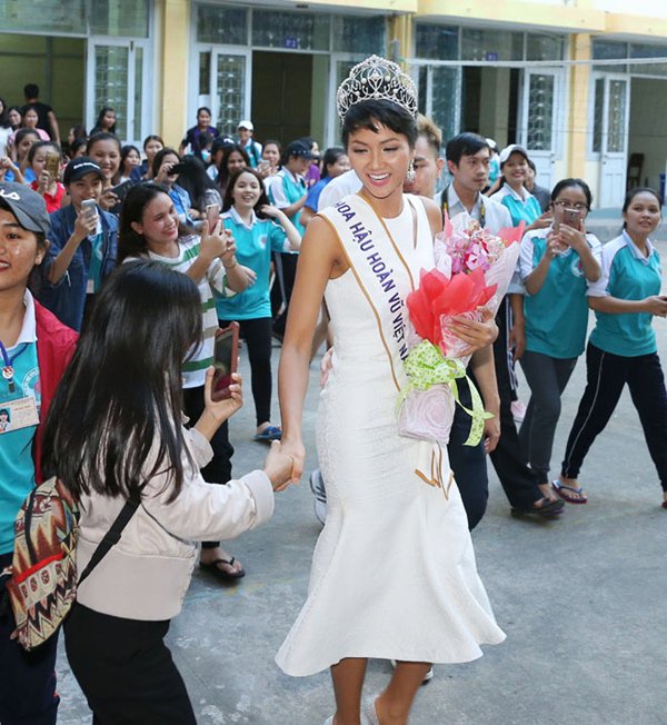 Phạm Hương, Kỳ Duyên&#8230; về thăm trường cũ ai cũng mặc áo dài, chỉ riêng H&#8217;Hen Niê là khác biệt