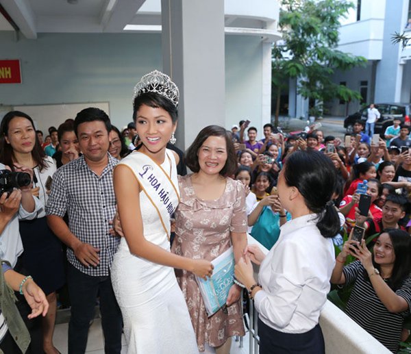 Phạm Hương, Kỳ Duyên&#8230; về thăm trường cũ ai cũng mặc áo dài, chỉ riêng H&#8217;Hen Niê là khác biệt