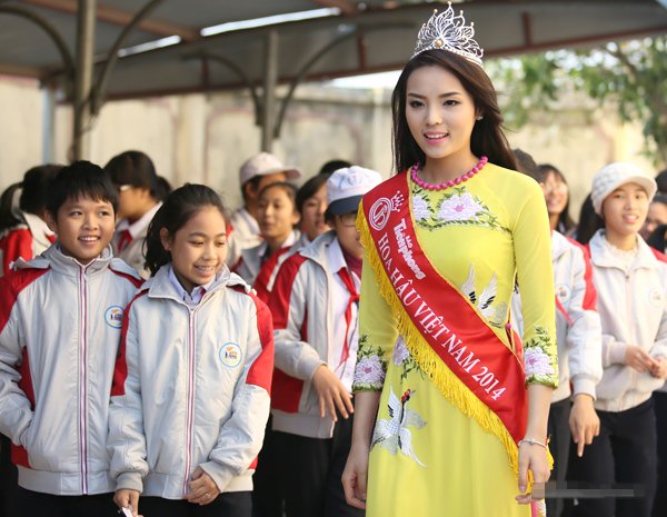 Phạm Hương, Kỳ Duyên&#8230; về thăm trường cũ ai cũng mặc áo dài, chỉ riêng H&#8217;Hen Niê là khác biệt