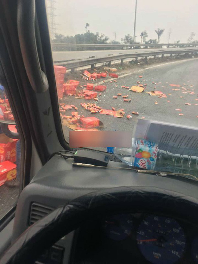 Hà Nội: Tài xế ‘khóc không ra nước mắt’ vì xe chở Coca gặp nạn trên cao tốc, bất lực nhìn người dân đổ xô ra ‘hôi của’