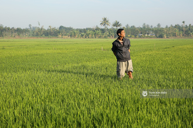 Bố H&#8217;Hen Niê vẫn tất bật với công việc làm ruộng, bốc vác dù con gái vừa đăng quang Hoa hậu Hoàn vũ