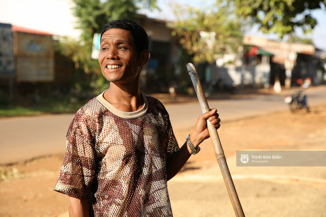 Bố H&#8217;Hen Niê vẫn tất bật với công việc làm ruộng, bốc vác dù con gái vừa đăng quang Hoa hậu Hoàn vũ