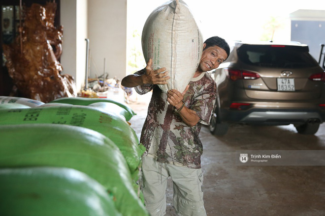 Bố H&#8217;Hen Niê vẫn tất bật với công việc làm ruộng, bốc vác dù con gái vừa đăng quang Hoa hậu Hoàn vũ