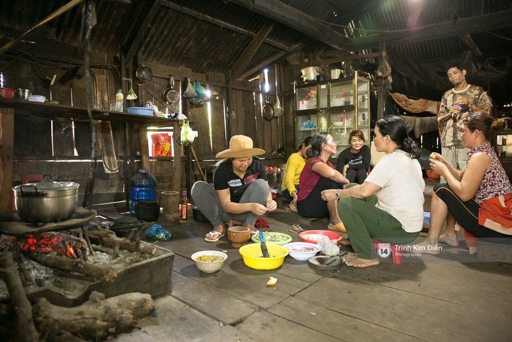 Không khí nô nức trong gian bếp khi bà con, hàng xóm tụ họp chuẩn bị bữa cơm đón Hoa hậu H&#8217;Hen Niê về nhà