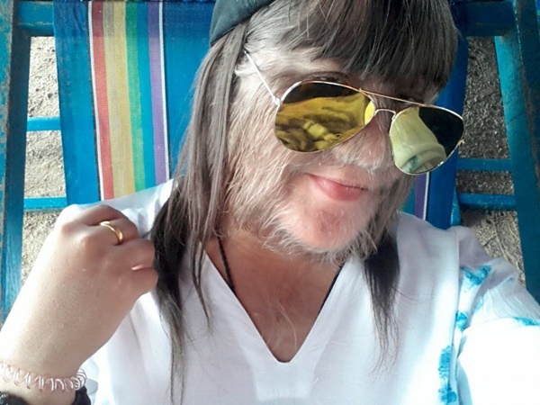 ‘Cô gái khỉ đột’ lần đầu cạo mặt gây bất ngờ với nhan sắc, treo status cùng chồng mới khiến ai cũng ngưỡng mộ