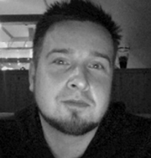 Bạn còn nhớ người đàn ông tị nạn ôm con gái bán bút kiếm sống? Sau khi nhận được 4 tỷ tiền từ thiện, hai bố con đã thay đổi rất nhiều