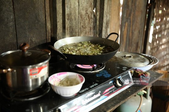 Cùng ở Đắk Lắk, H&#8217;Hen Niê vẫn sống ở nhà sàn, trồng trọt với chăn nuôi, nhìn sang nhà Nhã Phương mà ngỡ ngàng