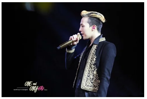 Chiếc áo hàng hiệu G-Dragon mặc chất đừng hỏi, sang tay Sơn Tùng thì &#8216;bánh bèo&#8217; hơn hẳn vì chiếc nơ to đùng