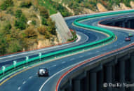 Tại sao đường cao tốc luôn được xây dựng theo từng đoạn rẽ và xoay vòng?  