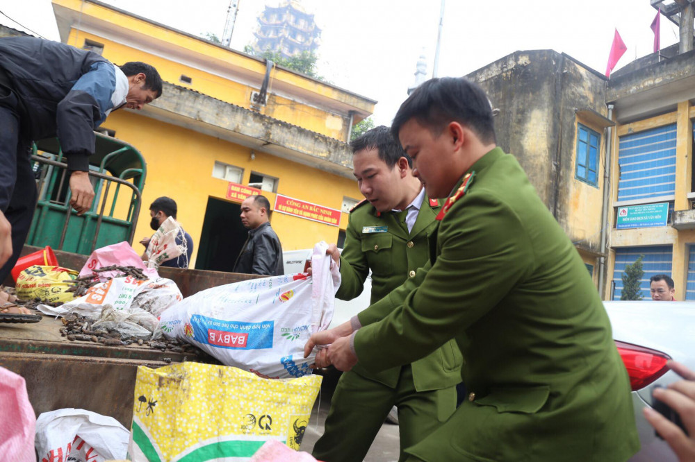 Bắc Ninh: Thu được 500 kg đầu đạn quanh khu vực phát nổ và tạm giữ chủ kho phế liệu để điều tra