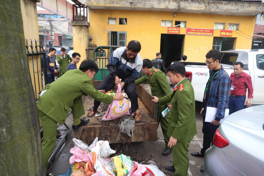 Bắc Ninh: Thu được 500 kg đầu đạn quanh khu vực phát nổ và tạm giữ chủ kho phế liệu để điều tra