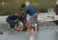 Ô tô tông 5 công nhân đang thi công trên đường tử vong, cảnh tượng tang thương ở Hà Giang