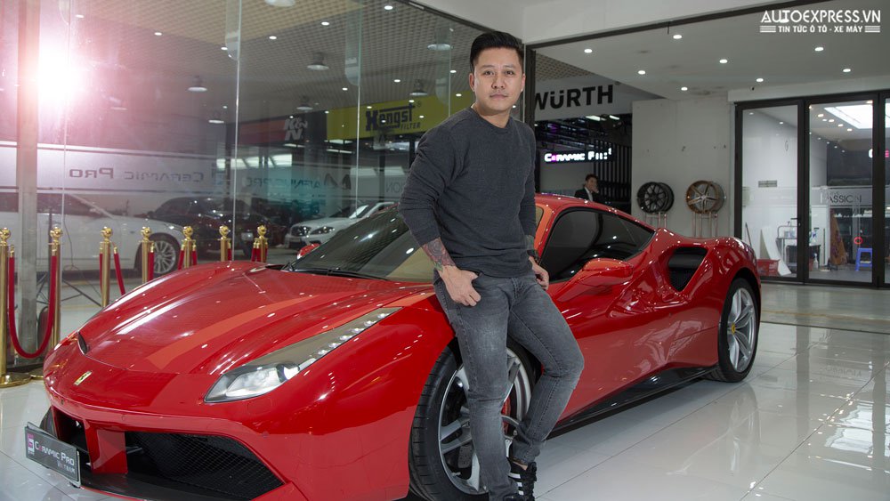 Ca sỹ Tuấn Hưng mang &#8216;siêu ngựa&#8217; Ferrari đi &#8216;bọc giáp&#8217; tại Hà Nội, nhận lại xe anh bất ngờ