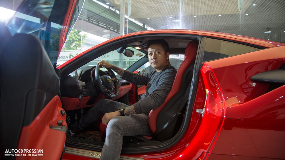 Ca sỹ Tuấn Hưng mang &#8216;siêu ngựa&#8217; Ferrari đi &#8216;bọc giáp&#8217; tại Hà Nội, nhận lại xe anh bất ngờ