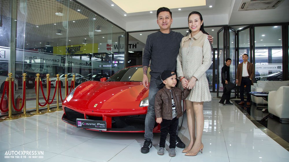 Ca sỹ Tuấn Hưng mang &#8216;siêu ngựa&#8217; Ferrari đi &#8216;bọc giáp&#8217; tại Hà Nội, nhận lại xe anh bất ngờ