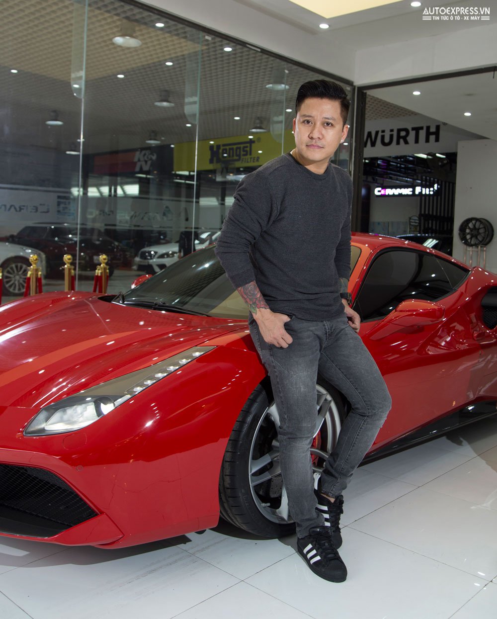 Ca sỹ Tuấn Hưng mang &#8216;siêu ngựa&#8217; Ferrari đi &#8216;bọc giáp&#8217; tại Hà Nội, nhận lại xe anh bất ngờ