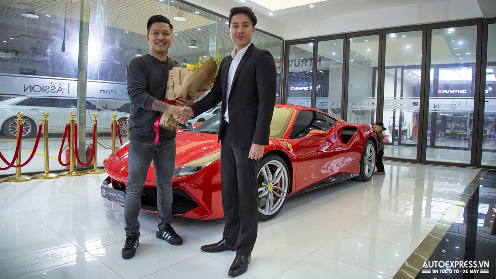 Ca sỹ Tuấn Hưng mang &#8216;siêu ngựa&#8217; Ferrari đi &#8216;bọc giáp&#8217; tại Hà Nội, nhận lại xe anh bất ngờ