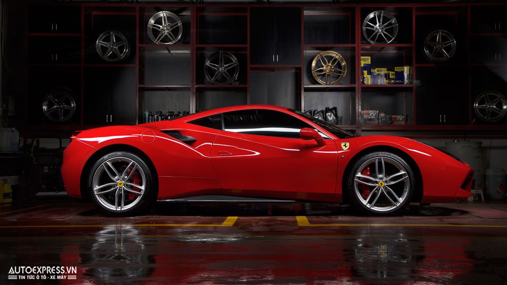 Ca sỹ Tuấn Hưng mang &#8216;siêu ngựa&#8217; Ferrari đi &#8216;bọc giáp&#8217; tại Hà Nội, nhận lại xe anh bất ngờ