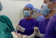 Suýt liệt tay vì bó thuốc nam chữa gãy trật khớp vai