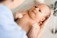 Các bước cách tắm chuẩn cho trẻ sơ sinh chưa rụng rốn