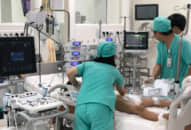 Bé trai 9 tuổi suýt chết sau vài ngày nôn ói, đau ngực