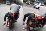 Bố buộc con gái lên xe máy áp tải đến trường