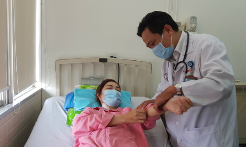 Quả thận được tặng giúp bà mẹ trẻ có nước tiểu sau nhiều năm