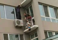 Bé 2 tuổi rưỡi rơi từ tầng 5 chung cư may mắn được cứu sống