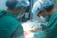 Cứu sống người đàn ông bị chém ngang cổ