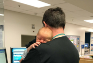 Bác sĩ vừa ôm em bé ngủ vừa làm việc