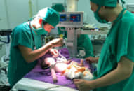 Em bé chào đời với khối thoát vị rốn