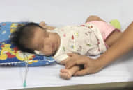 Bác sĩ nhanh trí dùng thủ thuật Heimlich cứu cháu bé bị sặc sữa