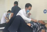 Đôi vợ chồng bị đàn ong tấn công