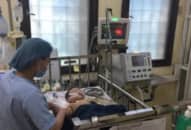 Bé gái 8 tháng tuổi bị thanh sắt văng xuyên sọ