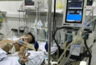 Thiếu niên 16 tuổi sống nhờ máy móc chờ một phép màu