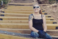 Cô gái cụt hai chân chinh phục 2.700 bậc thang trong 4 giờ