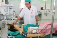 Người vợ trẻ bị mũi tên đâm cá xuyên thấu phổi