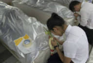 Sinh viên y khoa Thái Lan cúi đầu trước các thi thể hiến tặng