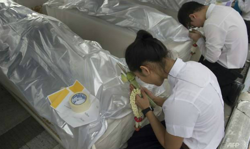 Sinh viên y khoa Thái Lan cúi đầu trước các thi thể hiến tặng