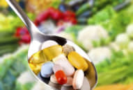 Hai em bé uống nhầm thuốc khi chơi trò đóng giả bác sĩ